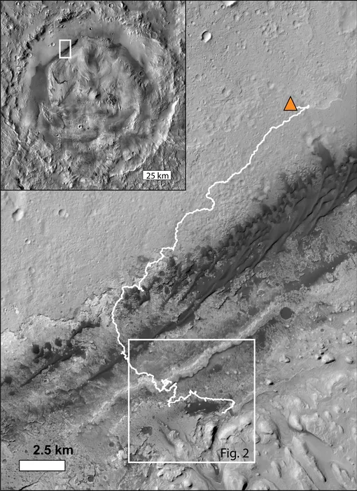 Вставка вверху слева: снимок кратера Гейла, полученный с помощью спутника Mars Odyssey. Белый прямоугольник показывает расположение остальной части рисунка. Основной рисунок показывает маршрут марсохода Curiosity (белая линия) до 3149-го сола. Треугольник показывает место посадки. Белый прямоугольник показывает расположение рисунка 2 и содержит область исследования.