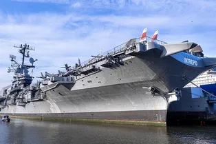 Камикадзе, граффити и 80-летние консервы: в США отсканировали авианосец времен ВОВ со всеми артефактами