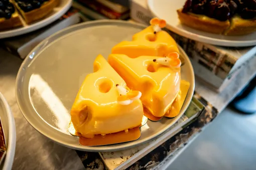 Десерт в виде сыра с дырочками