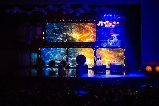 Шоу «Новый год 100 лет вперед» Шоу «Новый год 100 лет вперед»