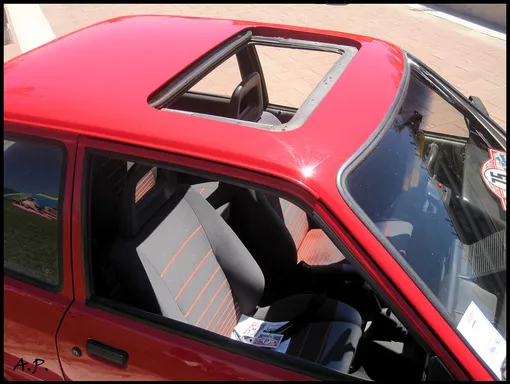 открытый люк красная машина