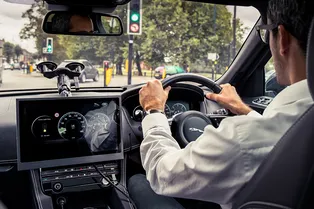 Jaguar Land Rover избавит от пробок на светофорах Jaguar Land Rover избавит от пробок на светофорах