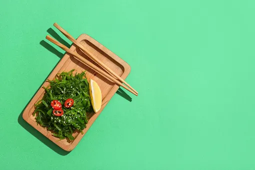 Главным источником йода являются морские водоросли. Кроме того, йода достаточно много в чернике, треске, черносливе, креветках и белом хлебе.