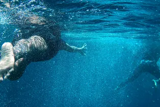 Почему в воде сводит ноги судорогой? Почему в воде сводит ноги судорогой?