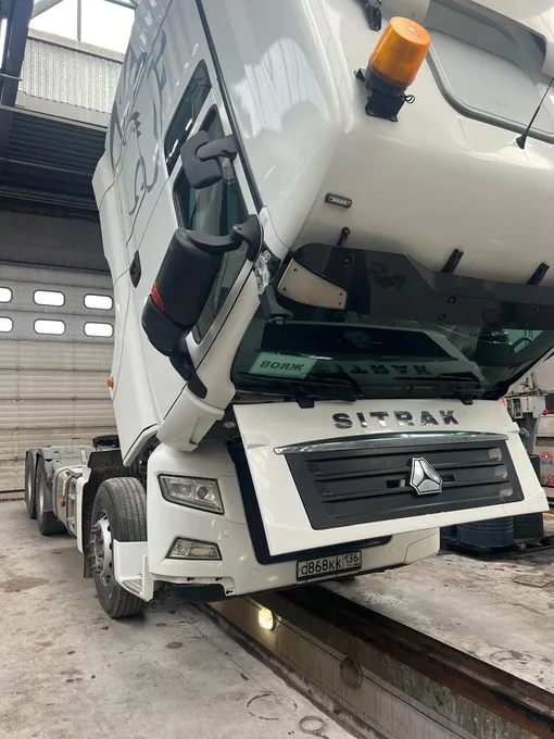 грузовик sitrak с поднятой кабиной