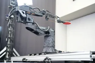 Робот отлично играет в настольный теннис, но «человеческая» у него только рука