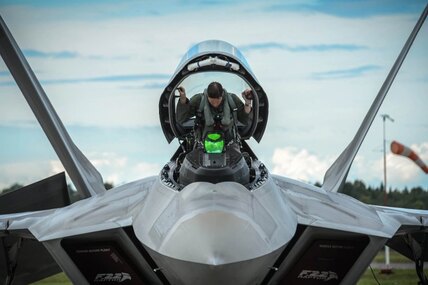 Что случилось с американским самолетом F-22: куда он пропал?