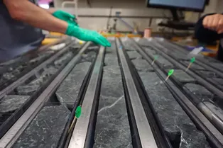 Ученые извлекли километр породы из мантии Земли — вот какую тайну они раскрыли Ученые извлекли километр породы из мантии Земли — вот какую тайну они раскрыли