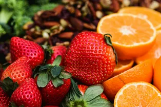 Лайфхаки: как сохранять овощи и фрукты свежими дольше Лайфхаки: как сохранять овощи и фрукты свежими дольше