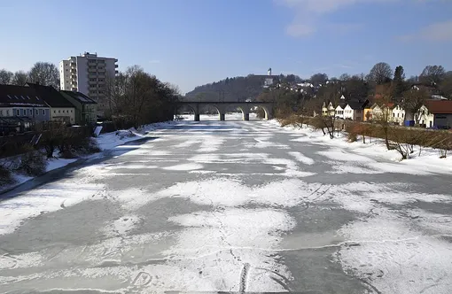 Замерзшая река, покрывшаяся льдом Замерзшая река, покрывшаяся льдом