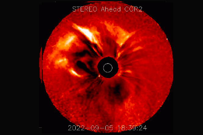 На обратной стороне Солнца произошла мощнейшая вспышка. Под нее попала Венера и вот что с ней происходит
