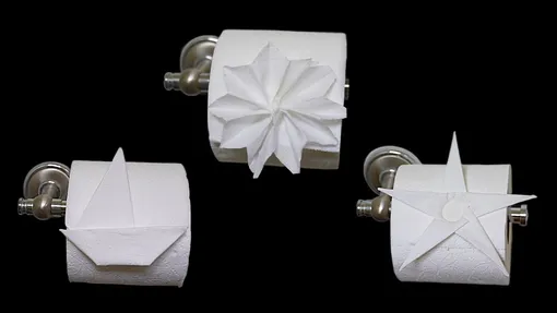 В некоторых отелях о проведении уборки сигнализируют более креативным образом, складывая край туалетной бумаги не в треугольник, а в более сложные фигуры.