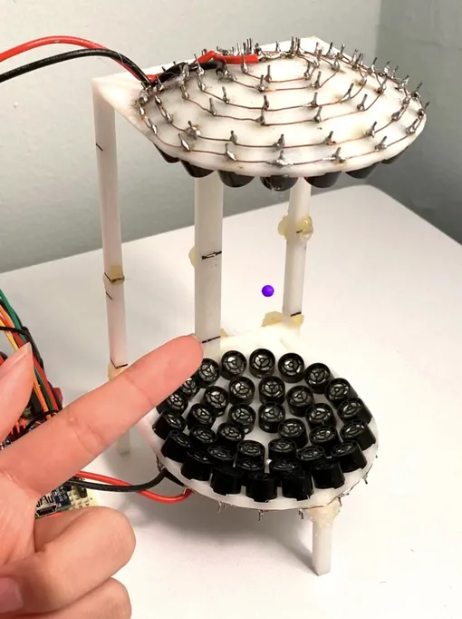 Бусина? Левитирует!