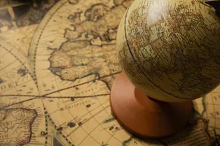 Столица, флаг и контур: угадаете страны по подсказке?