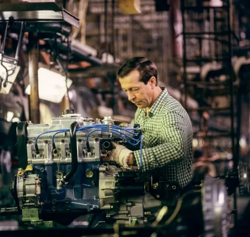 рабочий в тольятти собирает двигатель