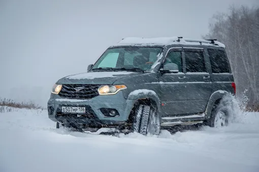 уаз в глубоком снегу