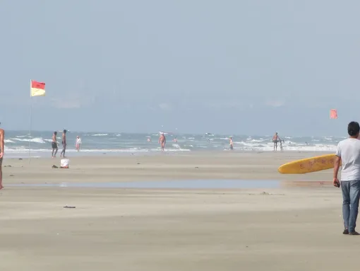 Верхний мираж — это природная телескопическая линза, созданная самой атмосферой. Он раздвигает горизонт, демонстрируя, что линия, отделяющая видимое от невидимого, гораздо более условна, чем кажется.