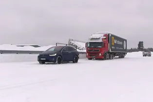 Tesla Model X отбуксировала 43-тонный грузовик