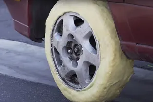 Веселый эксперимент: сможет ли сдвинуться с места автомобиль на колесах из сыра