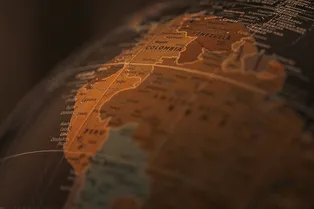 3 непростых вопроса по географии: угадайте страны по контуру, столице и флагу
