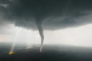 До мурашек! Пилот дрона пролетел сквозь торнадо и запечатлел его на видео