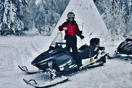 водитель снегохода на фоне вигвама водитель снегохода на фоне вигвама